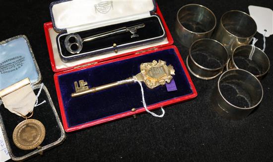 Silver gilt presentation key (cased), 5 silver napkin rings, a WWI Red Cross medal and another Hull-related key